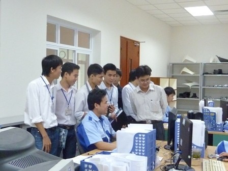 Hoạt động thăm quan doanh nghiệp cho sinh viên