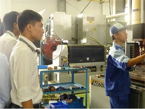 Hoạt động thăm quan doanh nghiệp cho sinh viên