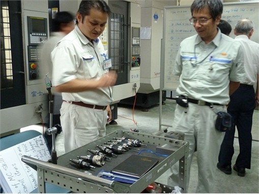 Các doanh nghiệp đến thăm Trường và Dự án