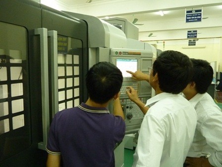 HaUI Lecturers Received Basic Training on New Mori Seiki Machining Centers