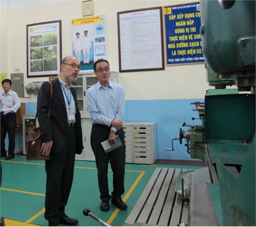 Phó trưởng đại diện Văn phòng JICA đến thăm trường