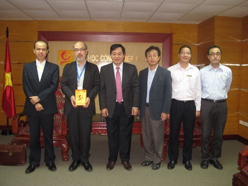 Representative of JICA Office visited Hanoi University of Industry.