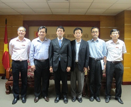 Rector of Hanoi University of Industry worked with Mr. Yokoyama of JICA.