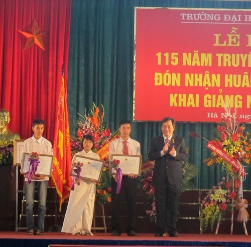 Hanoi University of Industry organizes a ceremony for its 115 th anniversary of establishment, Ho Chi Minh Medal award, and New school year.