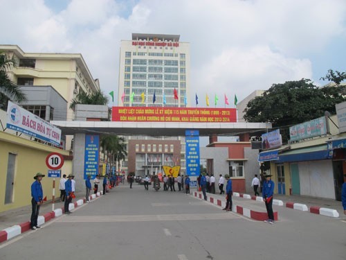 Hanoi University of Industry organizes a ceremony for its 115 th anniversary of establishment, Ho Chi Minh Medal award, and New school year.