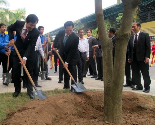 Hanoi University of Industry organizes a ceremony for its 115 th anniversary of establishment, Ho Chi Minh Medal award, and New school year.