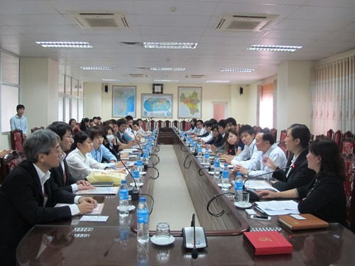 The delegation of Fukuoka visited and worked with Hanoi University of Industry