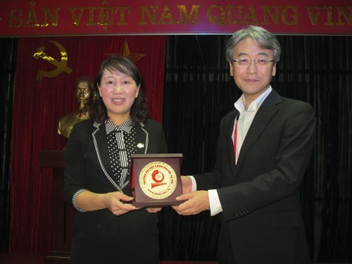 The delegation of Fukuoka visited and worked with Hanoi University of Industry