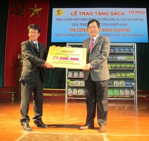 DENSO Company donated books to Hanoi University of Industry