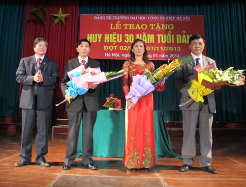 Lễ trao tặng huy hiệu 30 năm tuổi Đảng và sinh hoạt Đảng bộ nhà trường
