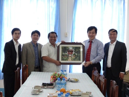 Hiệu trưởng trường ĐH Công nghiệp Hà Nội thăm và làm việc tại trường dạy nghề Hữu nghị Viêng chăn - Hà Nội