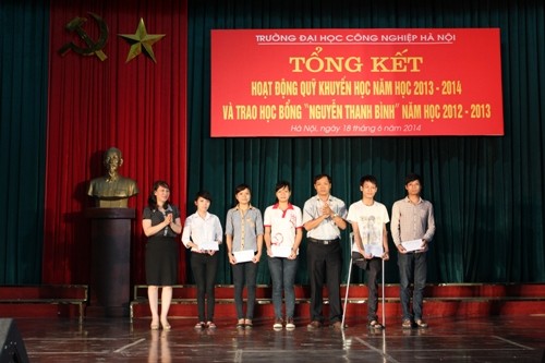 Tổng kết công tác khuyến học năm học 2013 - 3014 và trao học bổng Nguyễn Thanh Bình năm học 2012 - 2013