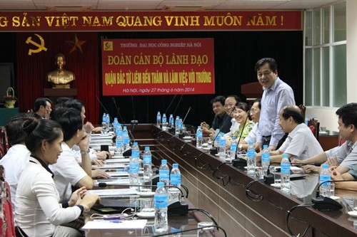 Đồng chí Lê Văn Thư - Bí thư Quận ủy cùng các cán bộ chủ chốt quận Bắc Từ Liêm tới thăm trường