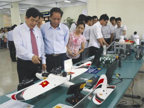 Máy bay không người lái được trưng bày tại Triển lãm sản phẩm sáng tạo của sinh viên và giảng viên trường Đại học Công nghiệp Hà Nội.
