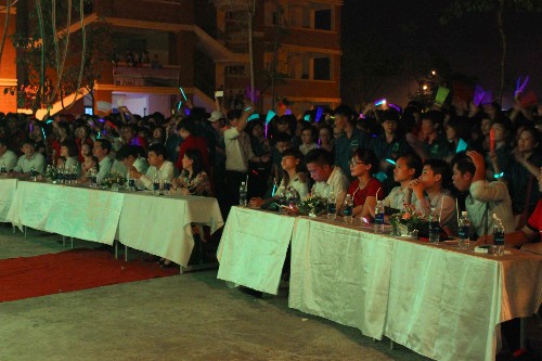 Tưng bừng đêm nhạc hội Chào tân sinh viên tại cơ sở Hà Nam