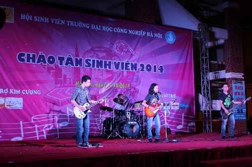 Tưng bừng đêm nhạc hội Chào tân sinh viên tại cơ sở Hà Nam