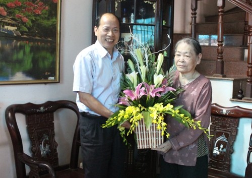 Thăm hỏi và trao quà Bà mẹ Việt Nam anh hùng Nguyễn Thị Xuyến
