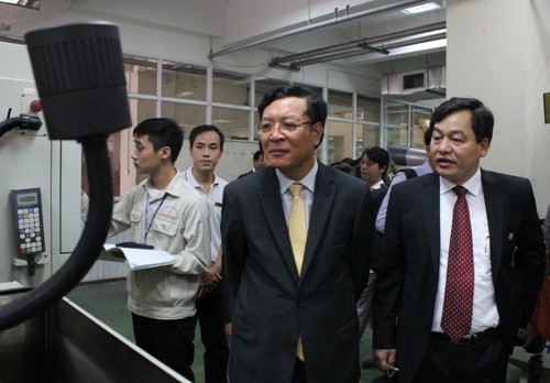 Bộ trưởng Phạm Vũ Luận dự khai giảng năm học mới 2014 - 2015