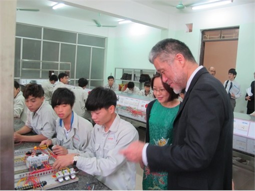 Giám đốc Bộ phận phát triển nguồn nhân lực - JICA (Tokyo) tới thăm Nhà trường