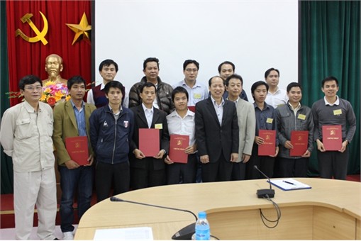 Bế giảng khóa đào tạo bồi dưỡng ứng dụng vi điều khiển vào điều khiển máy