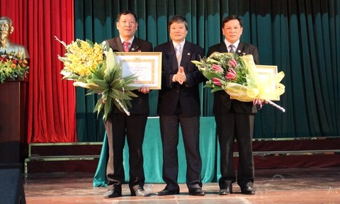 Lễ trao tặng huy hiệu Đảng 30 năm tuổi Đảng và sinh hoạt Đảng bộ 6 tháng cuối năm 2014