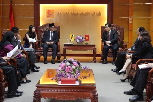 Brunei Deputy Minister of Education Pays a Visit to HaUI