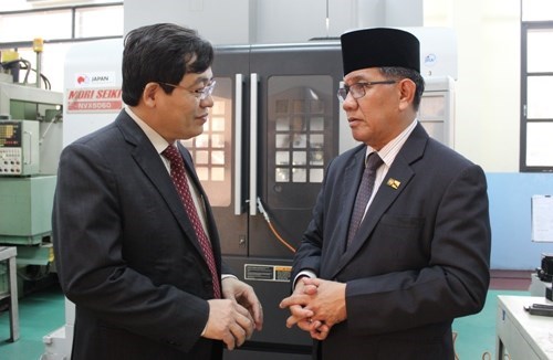 Brunei Deputy Minister of Education Pays a Visit to HaUI