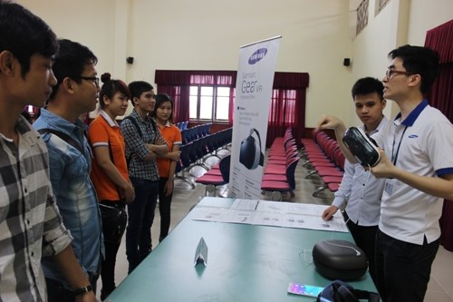 Sinh viên Nhà trường đối thoại với Tổng Giám đốc tổ hợp Samsung Việt Nam