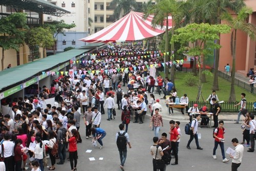 HaUI students attends 2015 Job Fair