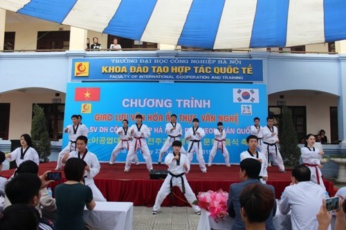 HaUI-Kijeon’s performances of art and culinary culture exchange