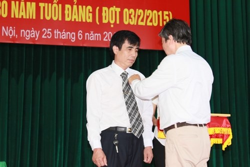 Lễ trao tặng huy hiệu 30 năm tuổi Đảng và sinh hoạt Đảng bộ 6 tháng đầu năm 2015