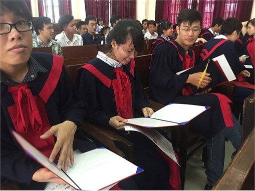 Khoa Điện tử tổ chức bế giảng và phát bằng tốt nghiệp cho sinh viên Đại học Khóa 6