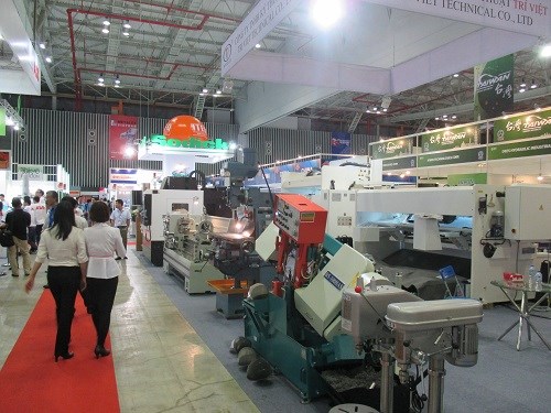 JICA Expert, HaUI and HVCT attends 6 th Vietnam-Japan Exhibition on Supporting Industries organized by JETRO in Ho Chi Minh City