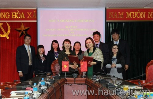 The signing ceremony on cooperation agreement between Hanoi University of Industry and Jiangsu Institute of Commerce