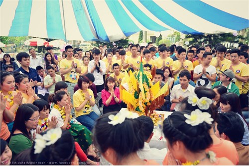 Tổ chức Tết cổ truyền nước CHDCND Lào (Bunpimay năm 2558)