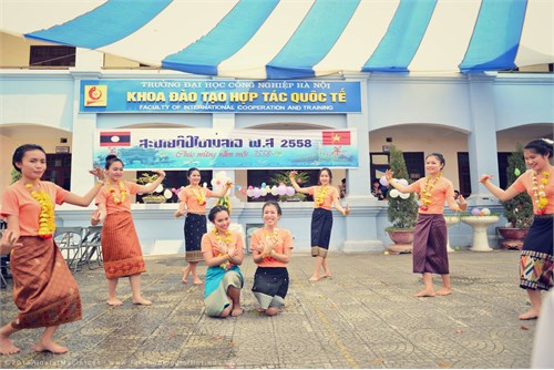 Tổ chức Tết cổ truyền nước CHDCND Lào (Bunpimay năm 2558)