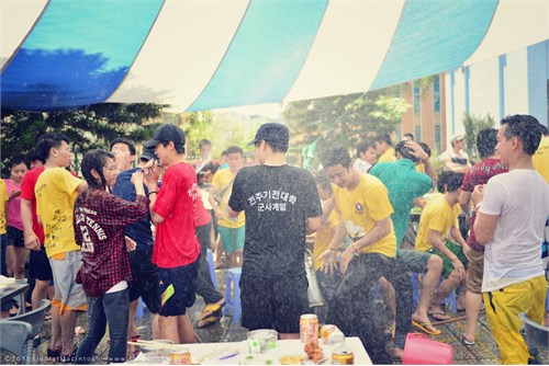 Tổ chức Tết cổ truyền nước CHDCND Lào (Bunpimay năm 2558)