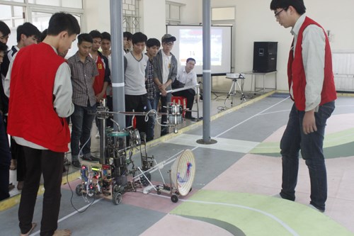 Trường Đại học Công nghiệp Hà Nội tổ chức Cuộc thi Sáng tạo Robot cấp trường năm 2016
