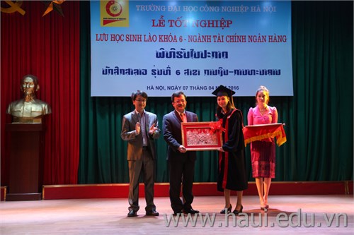 Bế giảng và trao bằng tốt nghiệp cho lưu học sinh CHDCND Lào