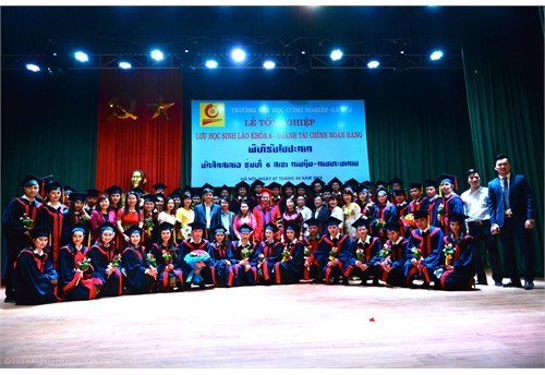 Lễ tốt nghiệp cho LHS Lào khóa 6 ngành Tài chính Ngân hàng