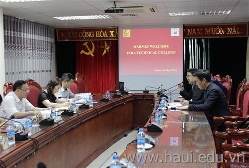 Inha Technical College visits and works with Hanoi University of Industry