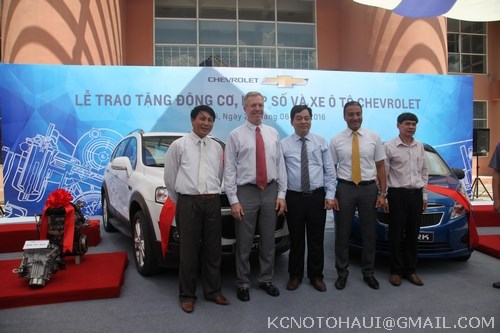 Công ty GM tặng Xe ô tô Capiva cho trường ĐHCN Hà Nội
