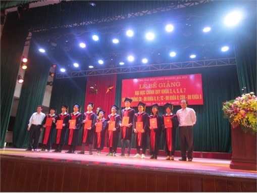 Khoa Điện tử tổ chức Lễ bế giảng và phát bằng tốt nghiệp cho Sinh viên Đại học khóa 7