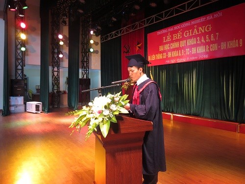 Lễ bế giảng và trao bằng tốt nghiệp cho sinh viên Đại học khóa 7