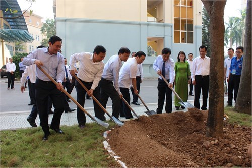 Mr. Hoàng Trung Hải, Secretary of the Hanoi Party Committee, visits Hanoi University of Industry