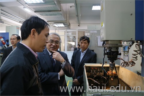 Giáo sư Hoàng Văn Phong - Phái viên của Thủ tướng Chính phủ về Khoa học Công nghệ làm việc với Nhà trường