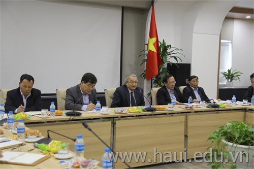 Giáo sư Hoàng Văn Phong - Phái viên của Thủ tướng Chính phủ về Khoa học Công nghệ làm việc với Nhà trường