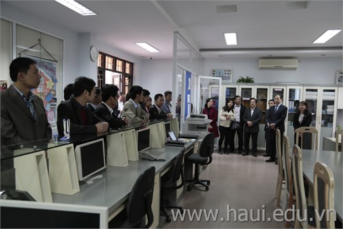 Đoàn cán bộ chủ chốt Trường Cao đẳng Kinh tế Công nghiệp Hà Nội thăm và làm việc tại trường
