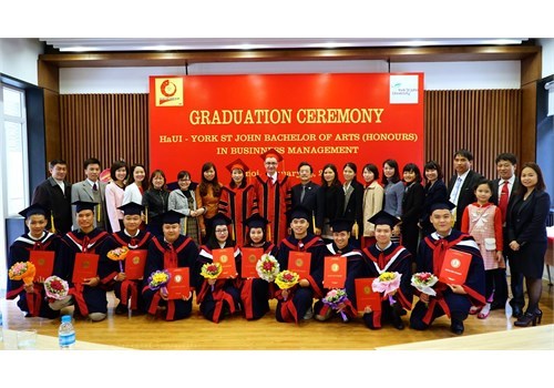 Lễ bế giảng khoá I Chương trình Đại học York St John (Vương quốc Anh)