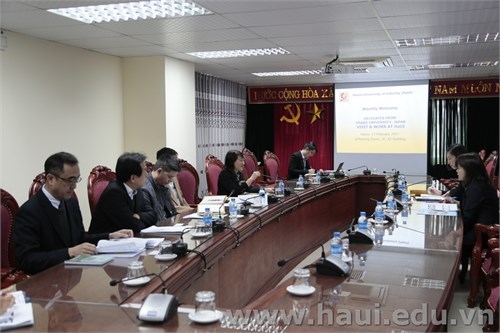 Delegate from Osaka University visits and works with Hanoi University of Industry